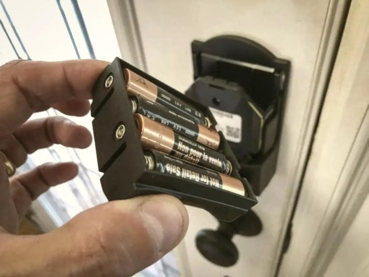 5 basic steps for Schlage smart lock battery change